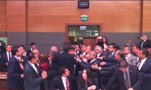 Nghị sĩ Thổ Nhĩ Kỳ ném chai nước vào mặt nhau