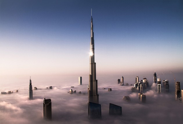Tháp Burj Khalifa cao nhất thế giới xuyên qua những đám mây tại UAE . (Ảnh: Pinterest)