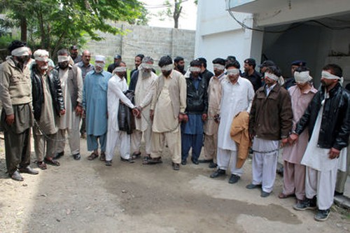 Các nghi phạm bị bắt giữ tại thị trấn Donga Gali, Pakistan, hôm nay. Ảnh: Reuters