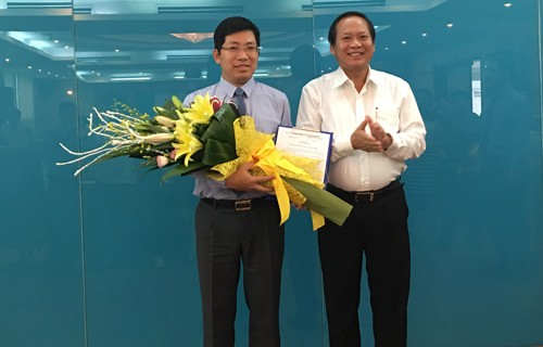 Ủy viên Trung ương Đảng, Bộ trưởng Bộ TT&TT Trương Minh Tuấn trao quyết định bổ nhiệm ông Lưu Đình Phúc làm Cục trưởng Cục Báo chí.