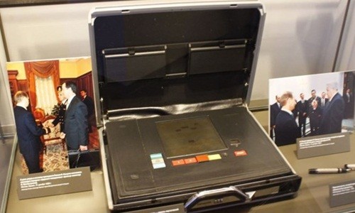 Chiếc vali hạt nhân của cố Tổng thống Nga Boris Yeltsin được trưng bày ở bảo tàng. Ảnh: Ok.ru
