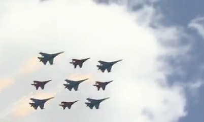 Phi đội máy bay Nga dàn hàng diễn tập cho Ngày Chiến thắng