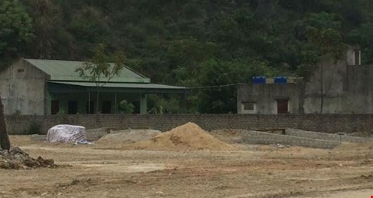 Xưởng sản xuất gỗ dăm không phép của Cty cổ phần Tân Phú (xã Trường Lâm) vừa “mọc lên”.