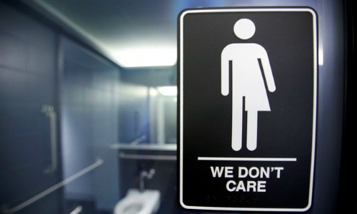Tấm biển có dòng chữ "chúng tôi không quan tâm" ở khách sạn 21C Museum tại bang North Carolina, để phản đối việc bang này ra luật yêu cầu người chuyển giới phải dùng nhà vệ sinh tương ứng với giới tính trên giấy khai sinh. Ảnh: Reuters