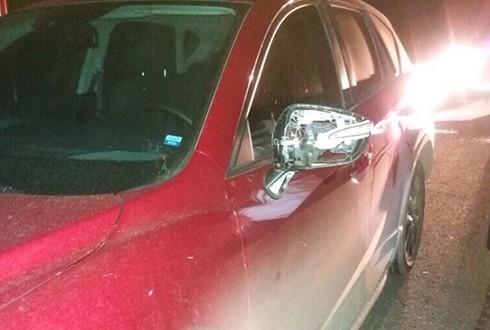 Xe con bị ném đá vỡ gương trên cao tốc tối 13/5. 