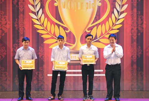 Hiệu trưởng Đại học FPT Đàm Quang Minh trao học bổng cho 3 học sinh lớp 11 xuất sắc.