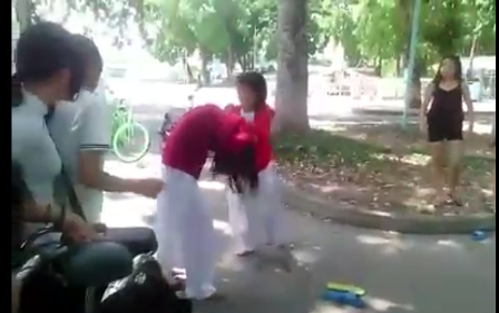 Nữ sinh đánh bạn cùng trường dã man nhưng những người khác chỉ đứng nhìn (ảnh cắt từ clip)