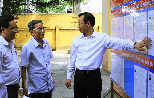 Bí thư Thành ủy Đà Nẵng Nguyễn Xuân Anh (bìa phải) đi kiểm tra công tác chuẩn bị bầu cử. Ảnh: Nguyễn Đông.