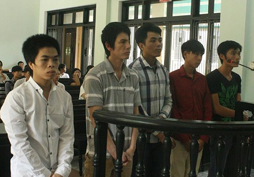 Nguyễn Viết Toại (thứ 2 từ trái sang) cùng nhóm nghi phạm tại tòa. Ảnh: Đắc Đức.