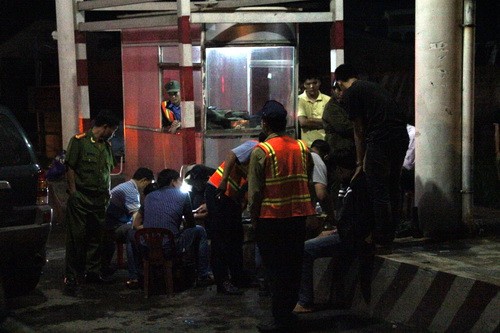 Cảnh sát chặn ôtô vận chuyển ma túy tại trạm thu phí đèo Bảo Lộc. Ảnh: Hoài Thanh