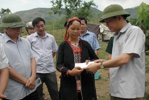 Phó chủ tịch Tạ Văn Long trao tiền hỗ trợ của tỉnh cho hộ gia đình anh Nguyễn Văn Sang ở bản Sâng 1, xã Tân Lập. Ảnh: Báo Yên Bái.