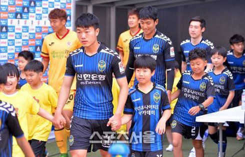 Xuân Trường trong khoảnh khắc được ra sân thi đấu ở K-League sau năm tháng ký hợp đồng với Incheon United.