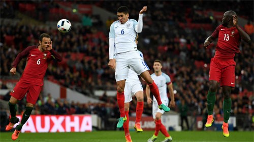 Smalling bật cao đánh đầu ghi bàn cho tuyển Anh. Ảnh: Reuters