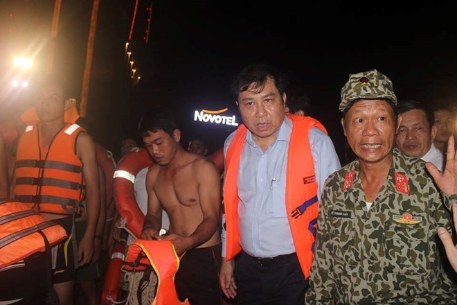 Chủ tịch UBND TP Huỳnh Đức Thơ có mặt tại hiện trường chỉ đạo công tác cứu nạn. Ảnh: Báo Đà Nẵng. 