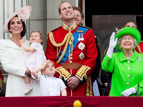 Công chúa Charlotte được mẹ bế, đứng trên ban công Cung điện Buckingham để xem màn trình diễn máy bay chào mừng sinh nhật lần thứ 90 của Nữ hoàng. Ảnh: AFP