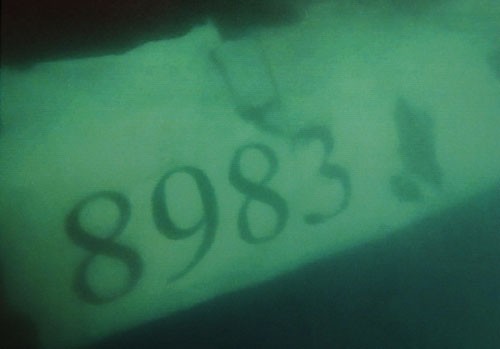 Mảnh vỡ có số hiệu 8983 được tìm thấy dưới đáy biển.