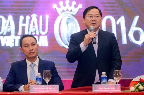 Ông Lê Xuân Sơn (bên phải) - Tổng biên tập báo Tiền Phong, trưởng BTC cuộc thi Hoa hậu Việt Nam.