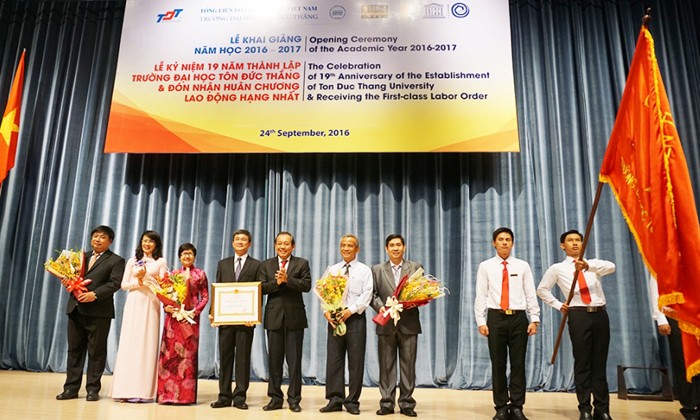Phó thủ Tướng Trương Hòa Bình đại diện Nhà nước đã trao tặng Huân chương Lao động hạng Nhất cho trường Đại học Tôn Đức Thắng.