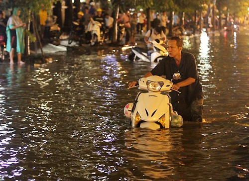 Trận mưa chiều tối qua đã gây ngập trên diện rộng và ùn tắc giao thông khắp TP HCM. Ảnh: Phạm Duy