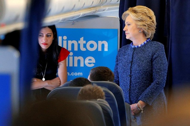 Bà Hillary Clinton trò chuyện cùng các thành viên trong chiến dịch tranh cử, trong đó có nữ trợ lý Huma Abedin, trên chuyên cơ tại White Plains, New York ngày 28/10.