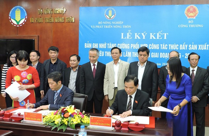 Bộ trưởng NN&PTNT Nguyễn Xuân Cương và Bộ trưởng Công Thương Trần Tuấn Anh ký kết “khơi thông” thị trường tiêu thụ nông sản.