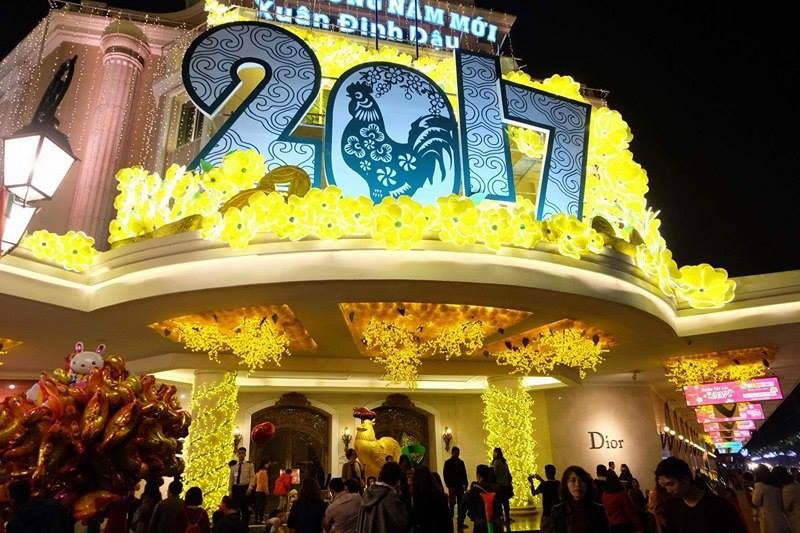 Những cành mai vàng cùng chú gà được trang trí tại Tràng Tiền plaza chào đón năm Đinh Dậu
