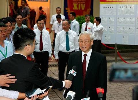Tổng Bí thư Nguyễn Phú Trọng chia sẻ với báo chí sau khi thực hiện quyền công dân. Ảnh Như Ý