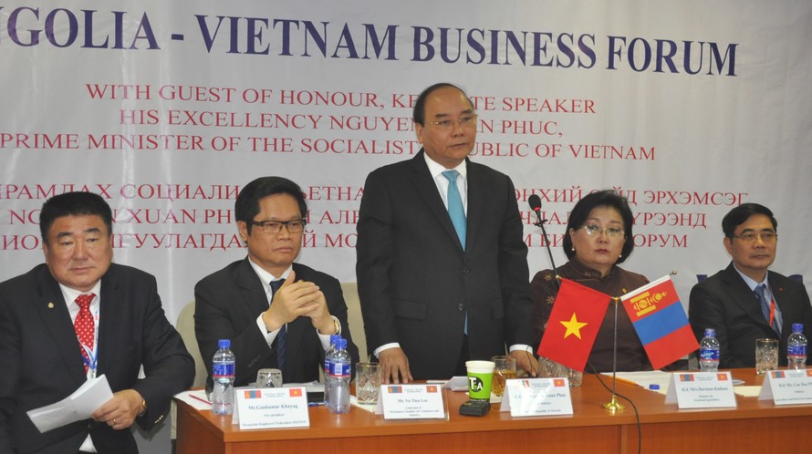 Thủ tướng Nguyễn Xuân Phúc và các đại biểu tham dự Diễn đàn doanh nghiệp Việt Nam - Mông Cổ (ảnh Văn Kiên)