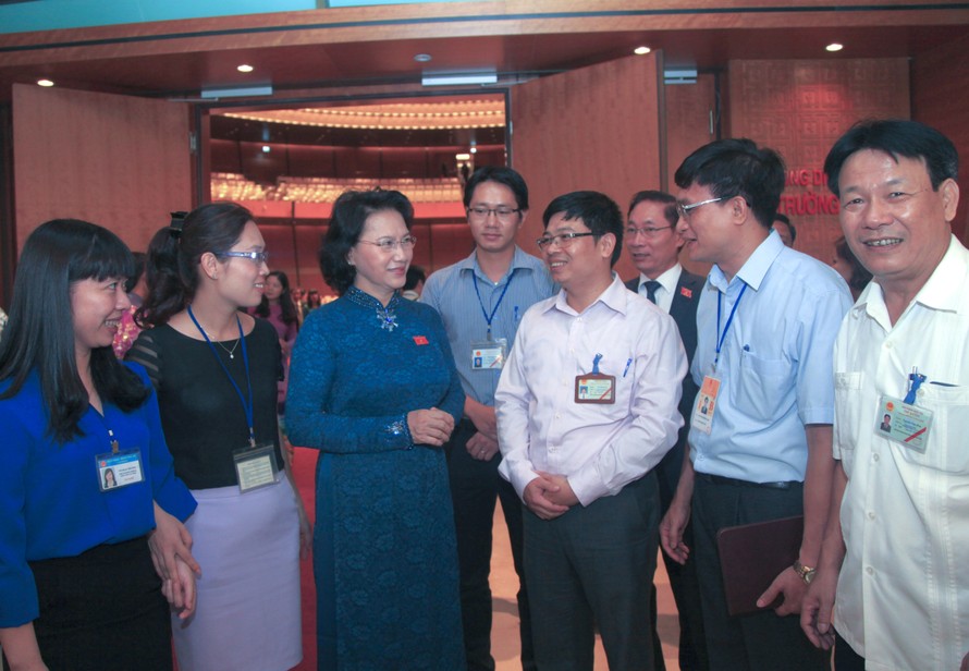 Chủ tịch Quốc hội khóa XIII Nguyễn Thị Kim Ngân trao đổi với các đại biểu quốc hội bên lề kỳ họp. Ảnh Như Ý.
