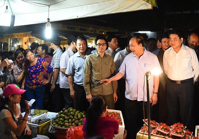 Thủ tướng Nguyễn Xuân Phúc thị sát chợ đầu mối Long Biên (ảnh QH)