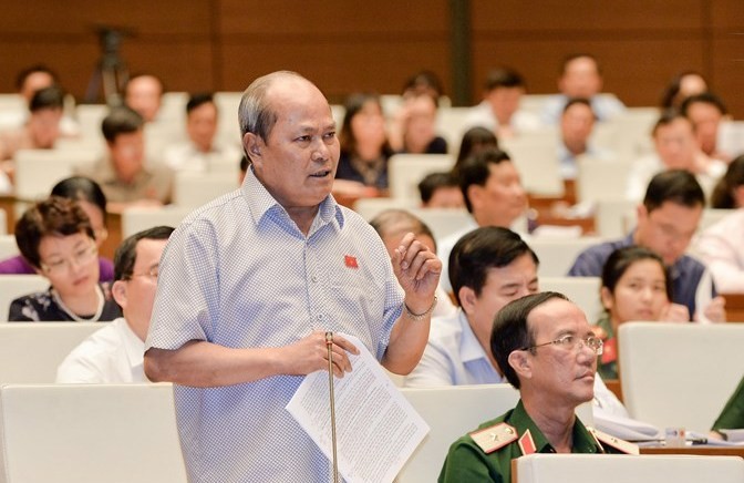 ĐB Ngô Văn Minh (Quảng Nam) đề nghị cho biết trách nhiệm của Bộ Nội vụ trong việc bổ nhiệm ông Trịnh Xuân Thanh làm Phó chủ tịch tỉnh Hậu Giang. Ảnh Như Ý