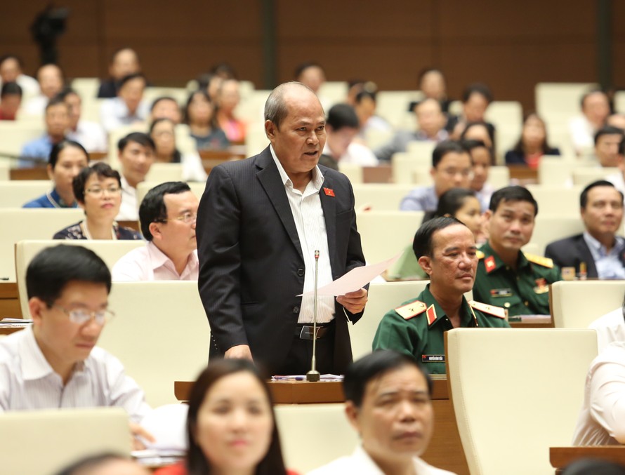 ĐB Ngô Văn Minh bày tỏ sự không hài lòng khi Bộ trưởng Bộ Nội vụ không trả lời câu hỏi chất vấn vụ Trịnh Xuân Thanh. Ảnh Như Ý