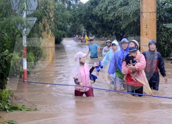 Lực lượng chức năng cứu hộ các cô giáo và học sinh ra ngoài. Ảnh báo Phú Yên