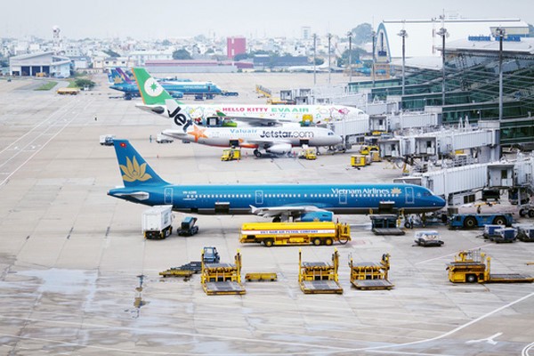 Sân bay Tân Sơn Nhất đang trong tình trạng quá tải cả trên trời và dưới đất.