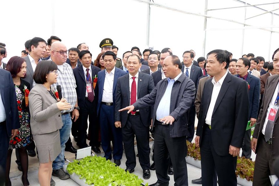 Thủ tướng Nguyễn Xuân Phúc thăm quan mô hình sản xuất nông nghiệp công nghiệp cao ở tỉnh Hà Nam.