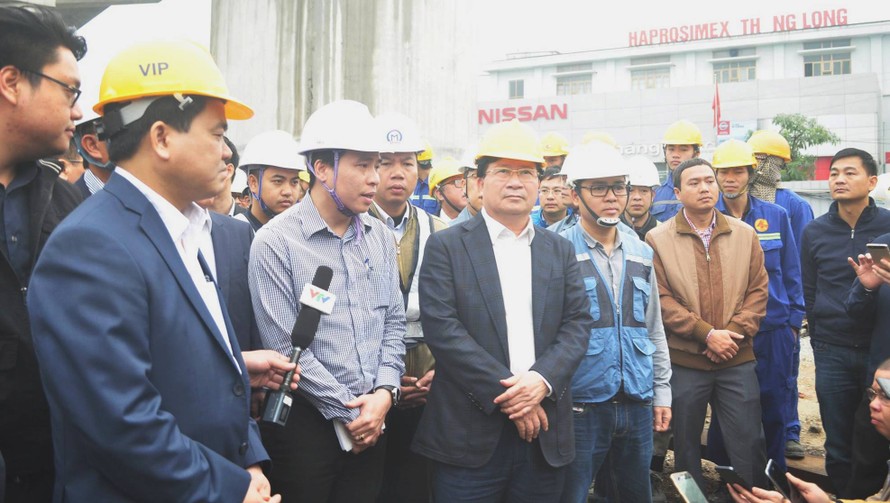 Phó Thủ tướng Trịnh Đình Dũng kiểm tra việc thi công đường sắt đô thị Hà Nội.