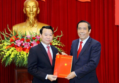 Ông Nguyễn Thanh Bình, Phó Ban Tổ chức T.Ư trao quyết định cho ông Đỗ Đức Duy (ảnh Báo Yên Bái)