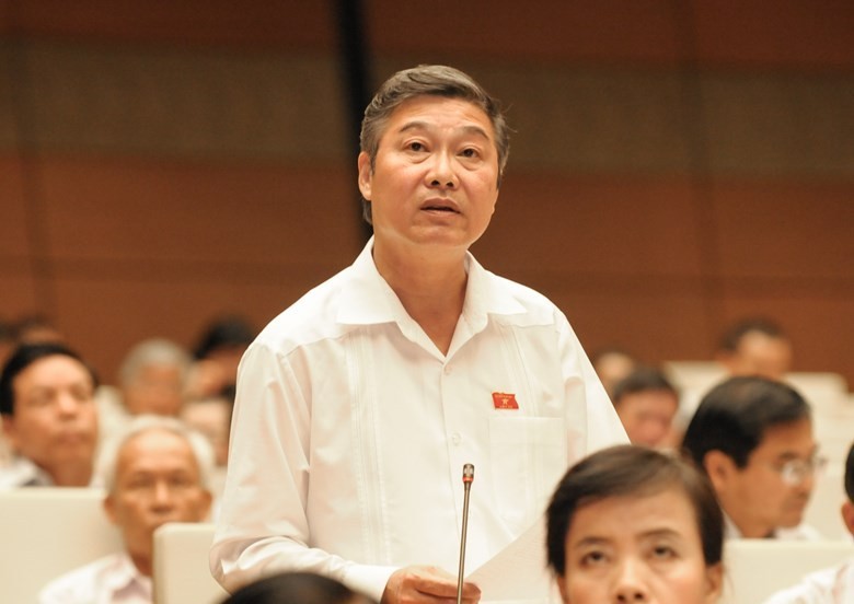 Ông Nguyễn Sơn, Phó Chánh TANDTC trình bày tờ trình về Dự thảo Luật Biện pháp khẩn cấp tạm thời trước khi khởi kiện.