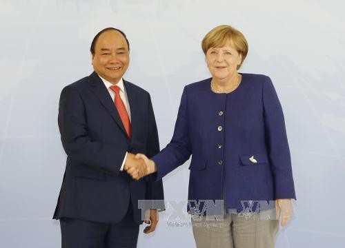 Thủ tướng Đức Angela Merkel đón Thủ tướng Nguyễn Xuân Phúc . (Ảnh: Thống Nhất/TTXVN)