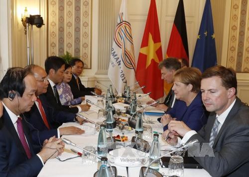 Thủ tướng Nguyễn Xuân Phúc hội đàm với Thủ tướng Angela Merkel. (ảnh TTX)