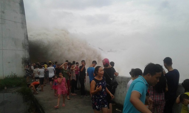 Người dân xem xả nước ở hồ Hoà Bình
