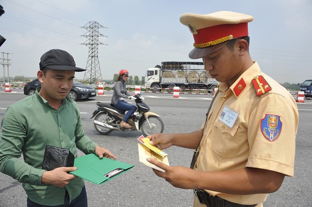 kiểm tra giấy tờ người điều khiển phương tiện giao thông (ảnh minh họa)