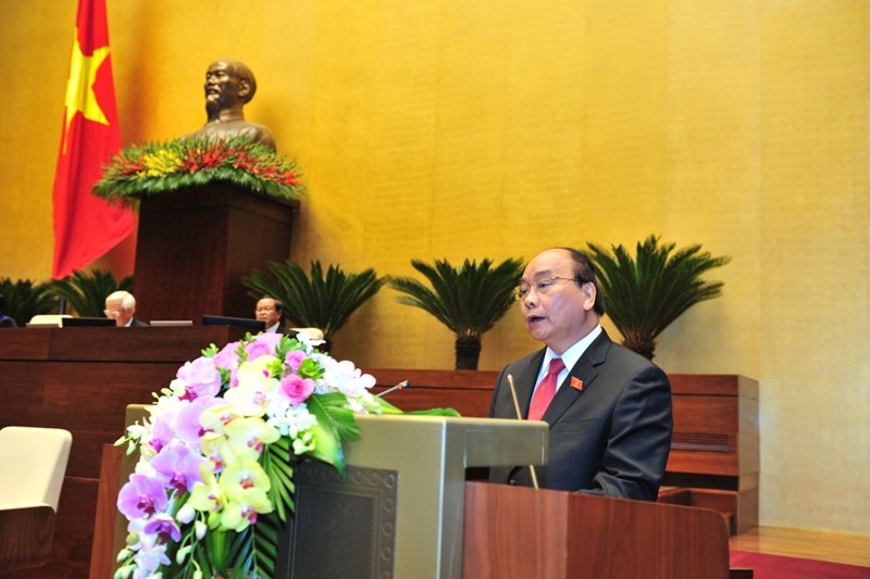 Thủ tướng Nguyễn Xuân Phúc trình bày báo cáo về tình hình kinh tế, xã hội (ảnh Như Ý)