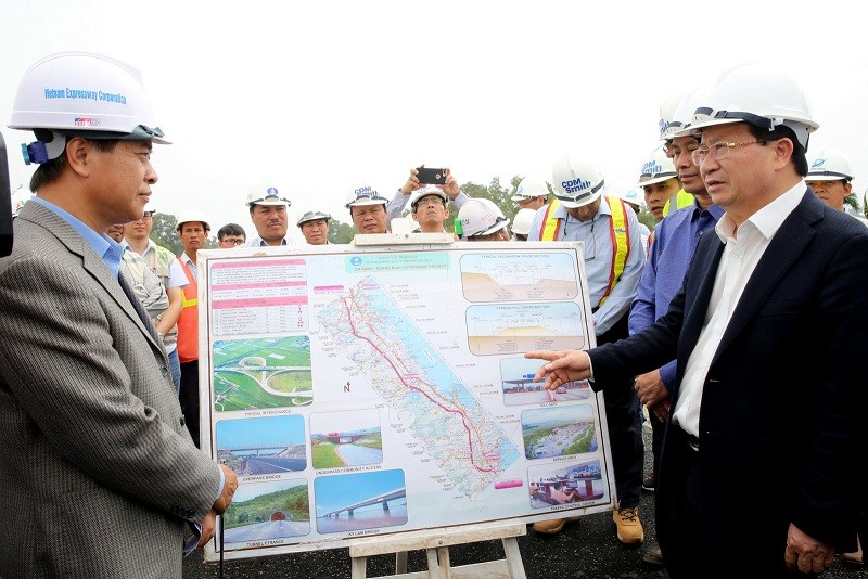 Phó Thủ tướng đi kiểm tra tuyến cao tốc Đà Nẵng - Quảng Ngãi