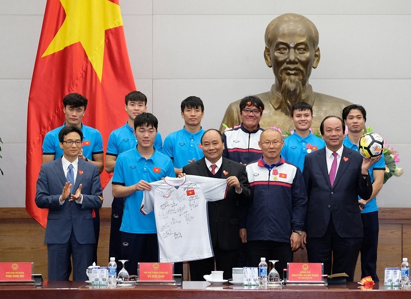 Các cầu thủ U23 tặng Thủ tướng chiếc áo thi đấu (ảnh Q.H)