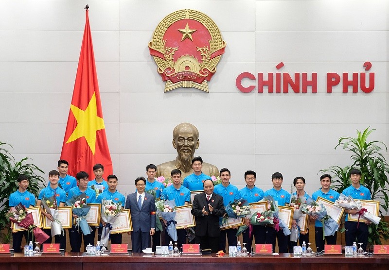 Thủ tướng và các cầu thủ U23 Việt Nam. Ảnh Q.H.
