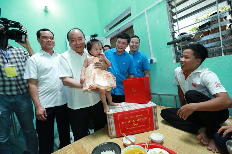 Thủ tướng thăm hỏi các gia đình công nhân đang thuê trọ ở Đồng Văn