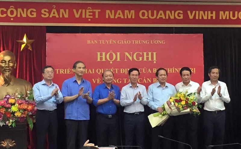 Ông Võ Văn Thưởng trao quyết định và tặng hoa ông Trương Minh Tuấn