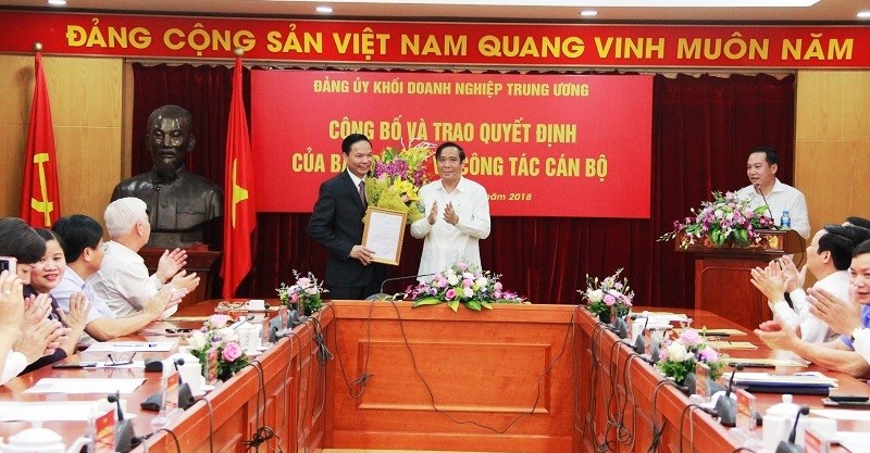 Ông Nguyễn Thanh Bình trao quyết định và chúc mừng ông Lê Văn Châu nhận nhiệm vụ mới.