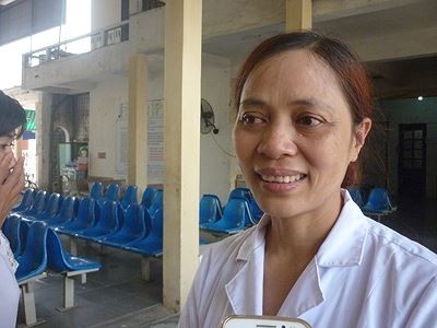 Chị Hoàng Thị Nguyệt được khen thưởng vì tố cáo tiêu cực ở Bệnh viện Đa khoa Hoài Đức